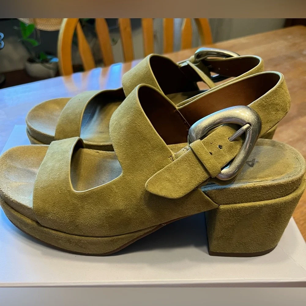 Aerosoles olive green suede, chunky heel sandal! Gently worn. Size 8 1/2. - Picture 3 of 6